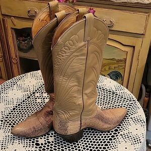 Beautiful Tony Lama cowboy boots size 7.5